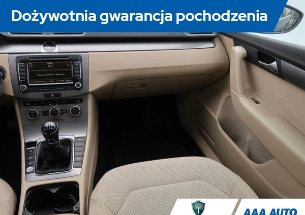 Volkswagen Passat cena 21000 przebieg: 308122, rok produkcji 2012 z Złoty Stok małe 379